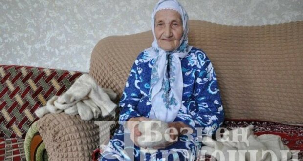 87-летняя Роза Нугманова из Туйметкина вяжет для военных носки