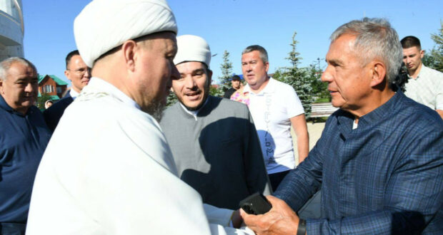 Rustam Minnikhanov visits Gauhar Mosque in Bugulma