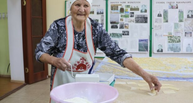 МХОдә катнашкан солдатның әбисе Фәйрүзә Имамгалиева авылдашлары белән солдатларга токмач кисеп озата