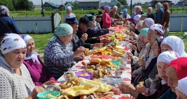 Жители поселка Якты Тау испекли три бэлиша на встречу односельчан