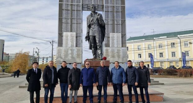 Василь Шайхразиев возложил цветы к памятнику Платону Алексеевичу Ойунскому