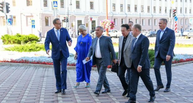 Rustam Minnikhanov and Mintimer Shaimiev visit the Kara Urman (Dark Forest) film demonstration