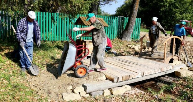 Субботник у родника в деревне Давлеткулово закончился чаепитием из самовара