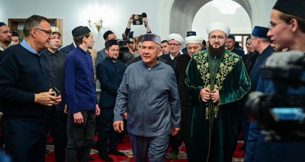 Rustam Minnikhanov opens the historic Ak Mechet mosque in Kazan after restoration