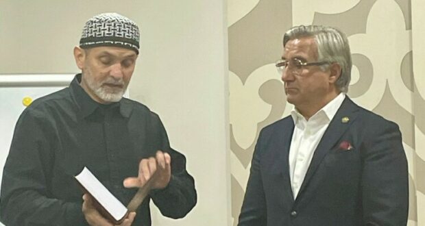 Imam-hatyb of Kazan’s Mirgaziyan Mosque, Gabdrauf Hazrat Zabirov, presented his new books to Vasil Shaikhraziev