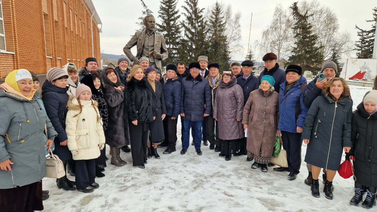 Васил Шәйхразыев Закир Рәмиев һәйкәленә чәчәкләр салды