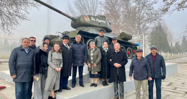 Милли Шура рәисе Торсынзадә шәһәрендәге Т-34 танкы һәйкәленә чәчәкләр салды