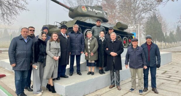 Председатель Национального Совета возложил цветы к памятнику танку Т-34 в городе Турсунзаде