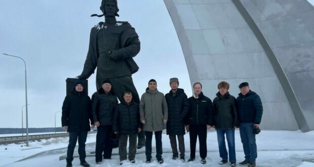 Danis Shakirov laid flowers at the monument to Musa Gareev, twice Hero of the Soviet Union