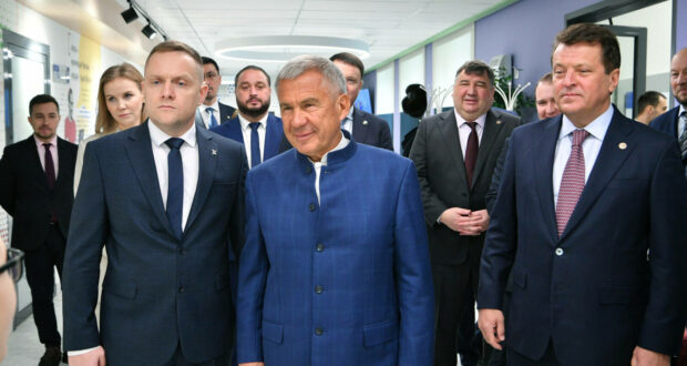 Rustam Minnikhanov visited the new building of Tatar secondary school №2 and boarding lyceum №2 in Kazan