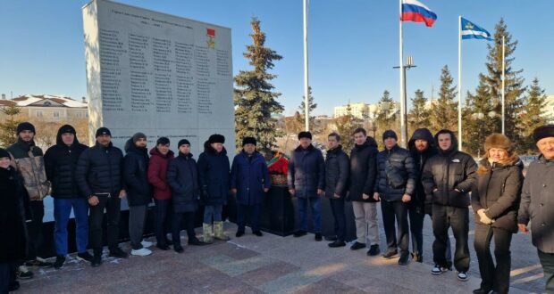 Василь Шайхразиев возложил цветы к вечному огню в г. Тюмень