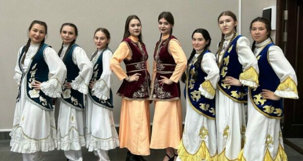 Омск шәһәрендә узучы милли-мәдәни фестивальдә татар милләтен Әлбинә Кәүсәрова тәкъдим итте