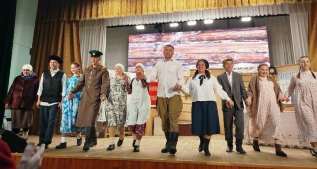 В преддверии 80-летия Великой Победы народный театр «Ак жилкэн» показал премьеру спектакля «Ана хөкеме» по мотивам драматурга Ангама Атнабаева