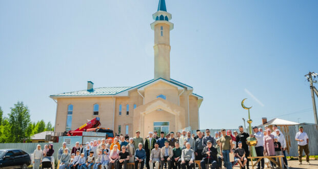 A crescent installed on the Minaret of the “Fatyma” mosque in Kuyuki