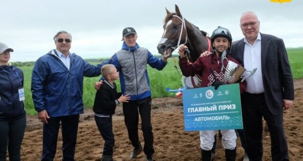 Александр Соколов вручил автомобиль победителю конных скачек на Всероссийском Сабантуе
