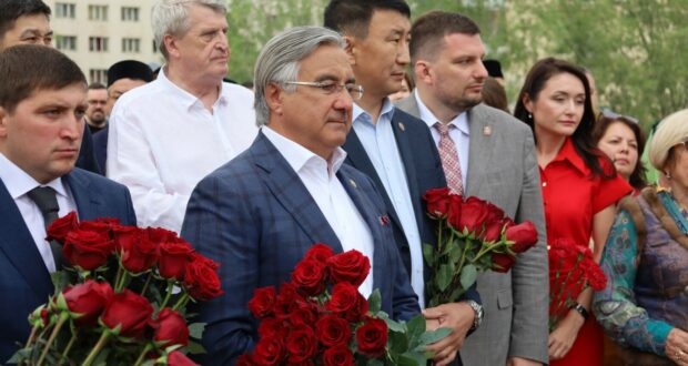 Күренекле якут эшлеклесе, шагыйрь һәм философ Алексей Кулаковский һәйкәленә чәчәкләр салынды