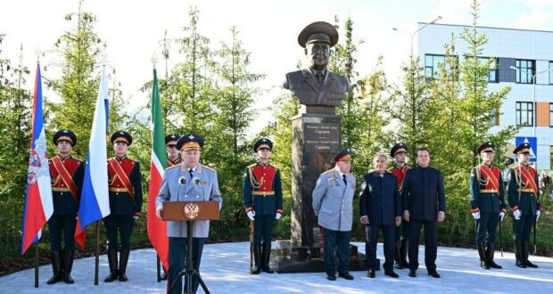 В Казани состоялось торжественное открытие бюста участнику Великой Отечественной войны Махмуту Гарееву