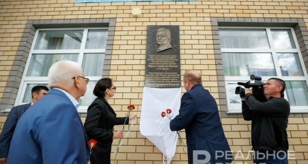«Когда Рафаэль поет, сердце начинает биться по-татарски»: в Татарстане презентовали книгу о знаменитом певце