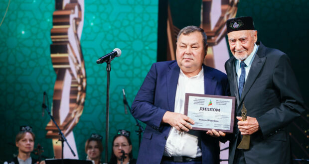 Равил Шәрәфиевка «Алтын мөнбәр» кинофестивалендә махсус приз тапшырылды