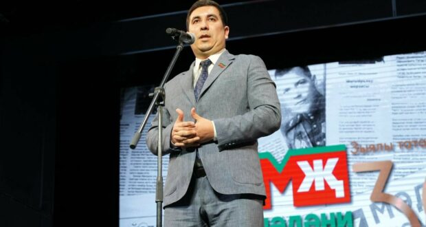 Данис Шакиров “Мәдәни җомга” гәҗитен 30 еллык юбилее уңаеннан тәбрикләде