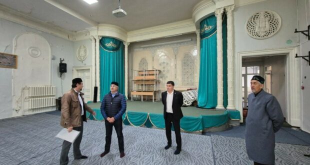 Vasil Shaykhraziev visits the “Ikhlas” mosque