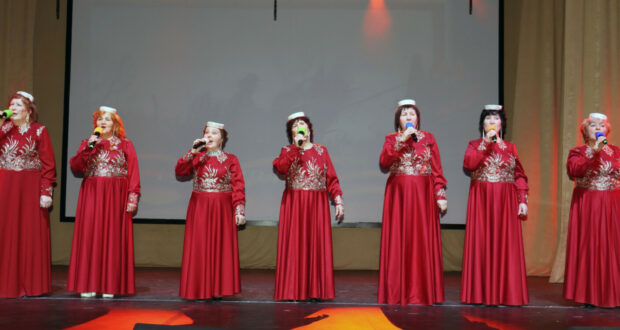 «Ак чәчәкләр» ансамбле сәхнәне бизи