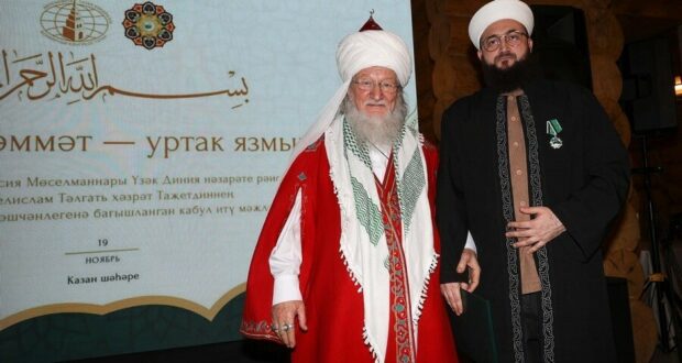 Талгат Таджутдин наградил Муфтия Камиля хазрата Орденом «Вера и честь»