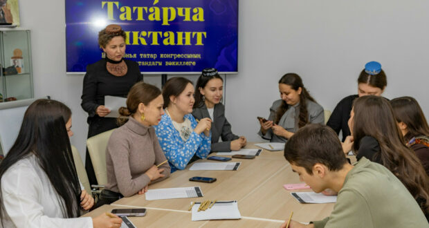 Бөтендөнья татар конгрессының Башкортстандагы вәкиллеге һәм “Татарча фатирник” яшьләр оешмасы бүген татарча диктант язды.