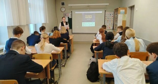 Казан шәһәре Идел буе районының «Р.Г.Хасанова исемендәге аерым предметлар тирәнтен өйрәнелә торган 82 нче урта гомуми белем мәктәбе «Татарча диктант» акциясенә кушылды.