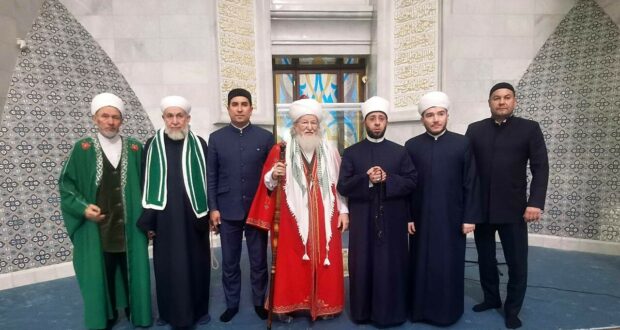 Тәлгать Таҗетдин делегатлар һәм килгән кунаклар белән Кол Шәриф мәчетендә Ахшам намазын укыдылар