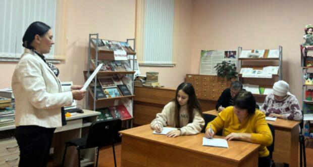 Кайбыч районы Имәнле Бортас авылы китапханәсендә, авыл халкы “Татарча диктант” дөньякүләм белем тикшерү акциясенә кушылды