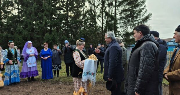 Игенелга авылында Хөснулла Яркалов бюстына чәчәкләр салдылар