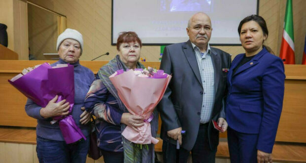 Әлмәттә хәрбиләрнең гаиләләренә Батырлык орденнары һәм Суворов медальләре тапшырылды