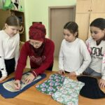 Балалар иҗат үзәгенә йөрүче укучылар махсус хәрби операциядәге сугышчыларга сихәтләндерүче мендәрләр тегә