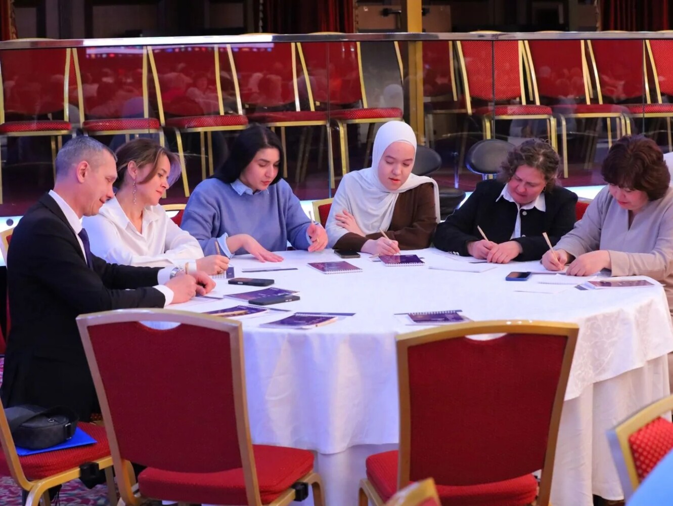 Бөтендөнья «Туган тел» җыены делегатлары диктант язды