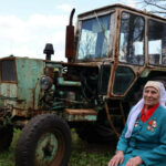 Актанышта яшәүче тыл хезмәтчәне хәрбиләргә трактор тапшырган
